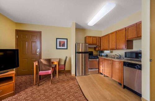 Novi Apartment | Studio Suite - Queen w/Kitchen & Living Space Near Top Detroit Dining Spots