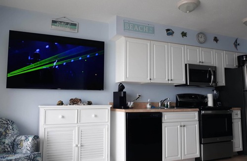 Myrtle Beach Condo | Stunning Oceanfront Condo. Great resort. kitchen, W/D, 65" Roku tv, fast WIFI.