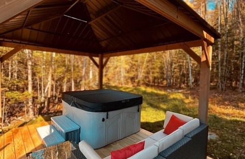 Whitefield House | Sunny Waterfront Cottage at FarAway Pond
