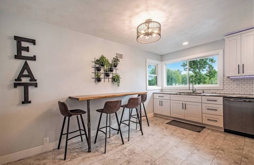 Elkhart House | Sunset Point: Spacious 4-bedroom house in Elkhart with WiFi, AC, Swim Spa