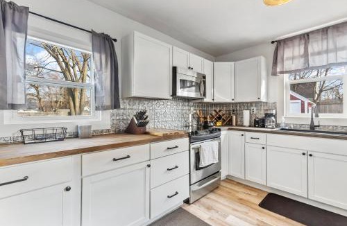 Lansing House | SUPERB 3 Bedroom Home with Game Room! Close to Downtown - Sleeps 6