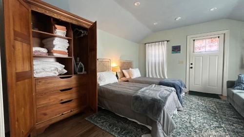 Minneapolis - St. Paul Apartment | Terrific cozy studio space with kitchenette and patio