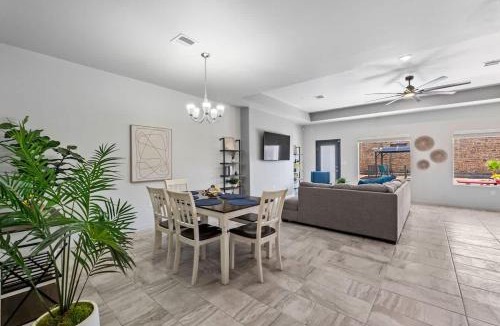 Chamberino House | Texas Modern 4BR 3BA Home Gazebo Spacious Yard Villa