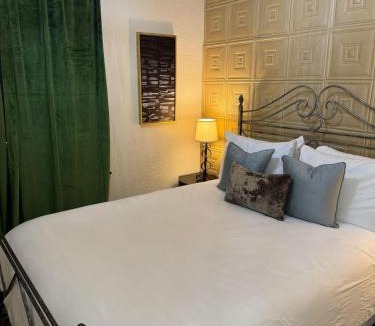 Bisbee Hotel | The Block Basic Room - Queen