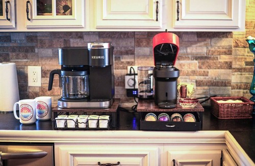 Old East Hill House | The Couples Retreat, Walk Downtown, Beach 15m