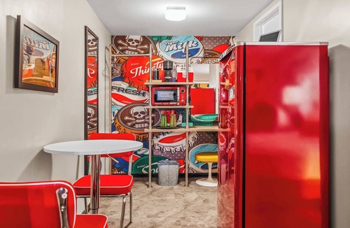Governmental Mall Hotel | The Egyptian - Retro Modern Motel - Room 202