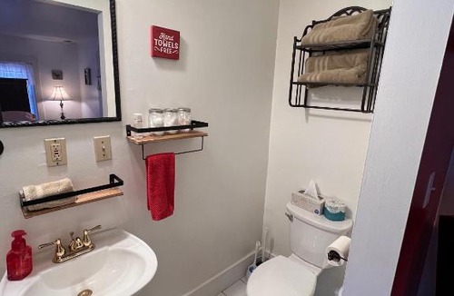 Nappanee Bed & Breakfast | The FarmHouse Inn Guest House