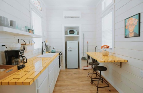 South Broadway House | The Frida Tiny House+Hot Tub+Pet Friendly+No Pet Fee!
