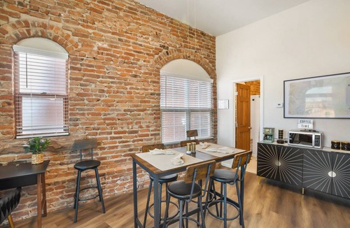 Victor House | The Ghost Lounge