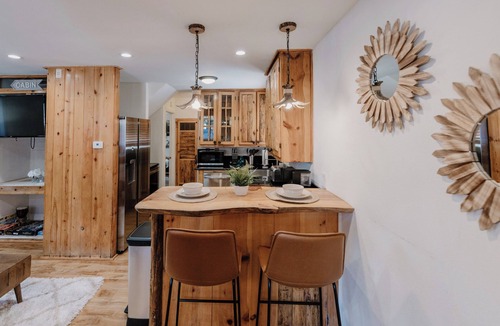 Big Bear City Cabin | This Cabin is rustic, located minutes to slopes & village