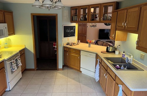 Akron House | This spacious, pristine 3 bedroom retreat is ideal for families & larger groups