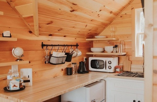 Hector Apartment | Tiny Cabin Stay in the Finger Lakes! (English)