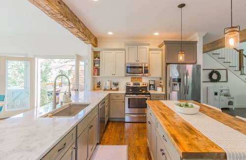 Northside House | Tranquil Downtown Retreat - 4 Minutes to Aquarium & Coolidge Park!