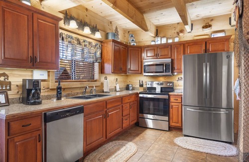 Branson Cedars Cabin | True Wood Cabin-Pvt Hot Tub-Free Attraction Tickets-Near Big Cedar & Thunder Ridge-Games