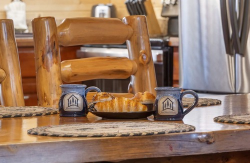 Branson Cedars Cabin | True Wood Cabin-Pvt Hot Tub-Free Attraction Tickets-Near Big Cedar & Thunder Ridge-Games