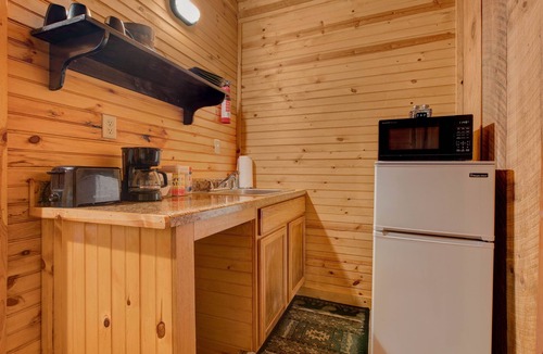 Pine Ridge Cabin | TURNING LEAF Cozy Cabin in the RRG Couples Retreat
