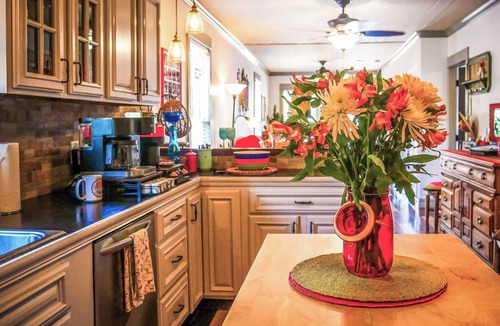 Old East Hill House | Two Couples, 2 Primary Suites, 1 BoHo GardenHouse