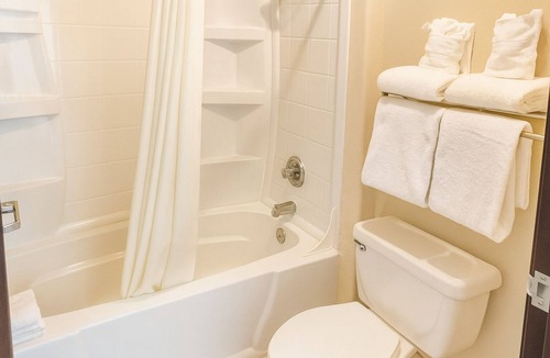 St. Michaels Hotel | Two Double Beds near Navajo Nation Museum 3.9mi | Free Hot Breakfast & Sauna