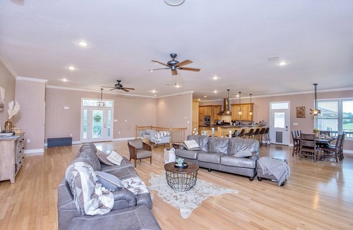 Dandridge House | ⛰️Views! Pool&hot tub! Firepit area! 20 mins to DWood, fenced yard! Pets welcome!