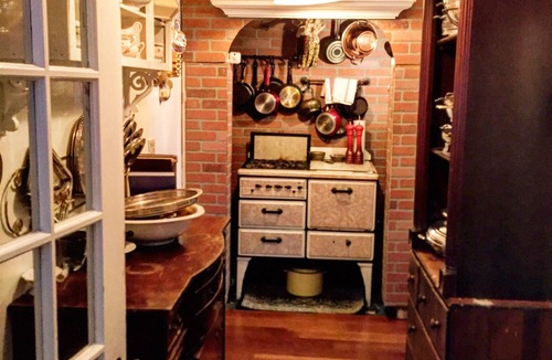 Downtown Niagara Falls Bed & Breakfast | Walk to Everything -Campaign Room