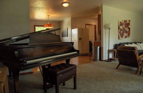 Alto Pass House | Walk to Weddings-Wineries-Trails, Family Friendly Home in Downtown Alto Pass