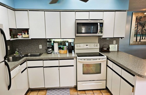 East Fort Lauderdale House | Waterfront Cottage, saltwater pool, walk to the beach & Center