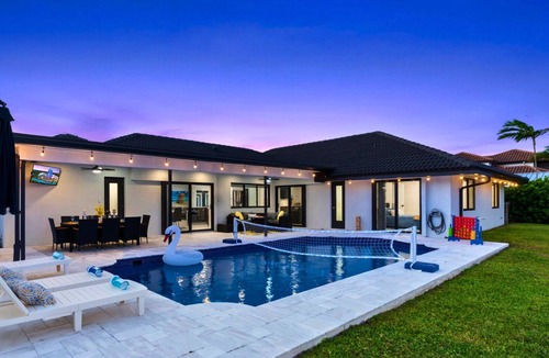 Lighthouse Point House | Waterfront | Boat Rental | Heated Pool | Games Room | Sleeps 8