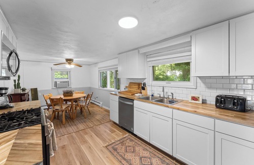 Mount Marion House | Waterfront Charming Cottage