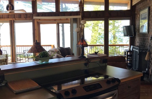 Williamsburg Cottage | Waterfront, kayaks included. Spectacular Views Of The Bay, Pet Friendly