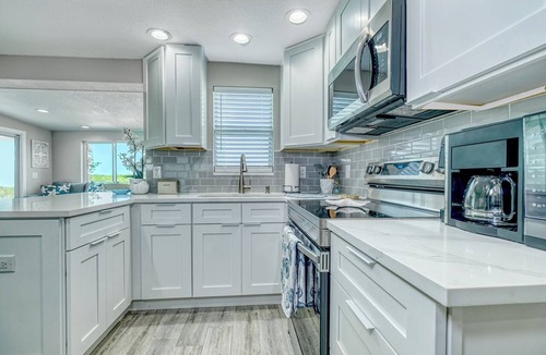 Signal Cove House | Waterfront Serenity: 2 Bedroom Retreat on the Gulf with Private Floating Dock