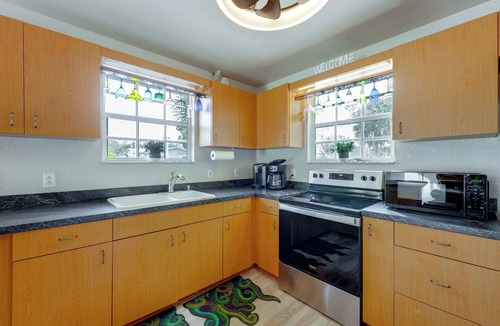 Weeki Wachee Gardens Cottage | Waterfront Weeki Wachee Home w/Dock & Game Room!