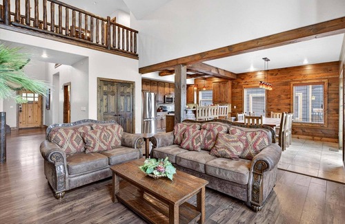 Indian Point House | WaterMill Cove Luxury Lakefront Villa J-Theatre Room~2Mi to SDC~POOL-Kayaks~Swim Dock