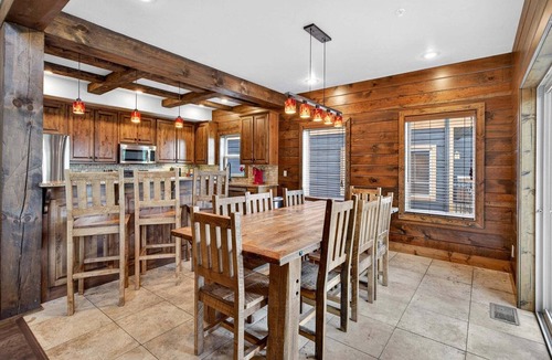 Indian Point House | WaterMill Cove Luxury Lakefront Villa J-Theatre Room~2Mi to SDC~POOL-Kayaks~Swim Dock
