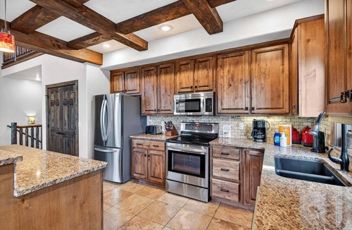 Indian Point House | WaterMill Cove Luxury Lakefront Villa J-Theatre Room~2Mi to SDC~POOL-Kayaks~Swim Dock