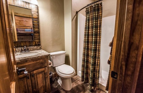 Indian Point House | WaterMill Cove Resort 8Bed Lakefront Lodge POOL LAZY RIVER 2 miles to SDC Dock