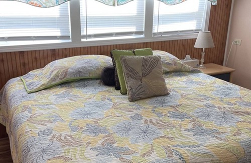 Weeki Wachee Gardens Cottage | Weeki Wachee River Canal home Pet Friendly Includes kayaks