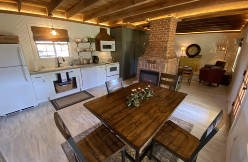 Roebuck House | Whiffletree Farmhouse just 2 mins off I-26 & 8 mins from downtown Spartanburg!