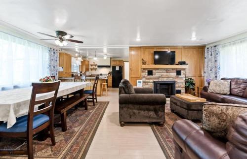 Kendall House | White Oaks Haven - Dog-Friendly Nature Escape with Hot Tub and Fire Pit