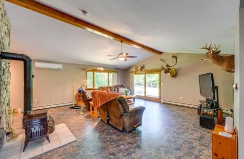 Applegate House | Wooded Applegate Retreat w/Private Trail Access