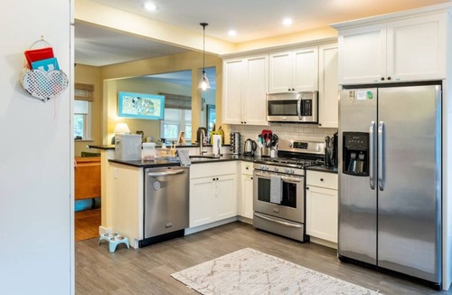 Saugerties House | Woodstock Farmhouse/Hot tub, Gardens,EV charger, Firepit, Pet/Family Friendly
