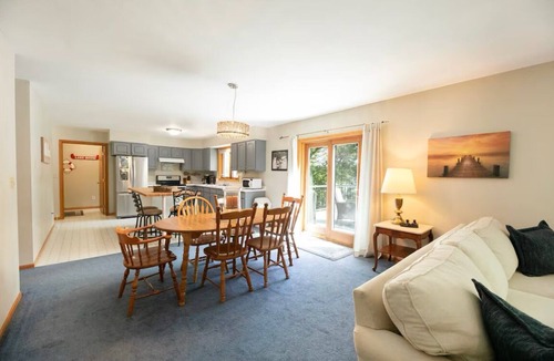 Spooner House | Your Great Escape Lake Home- Pet Friendly, Sleeps 10 & Right on the Lake!