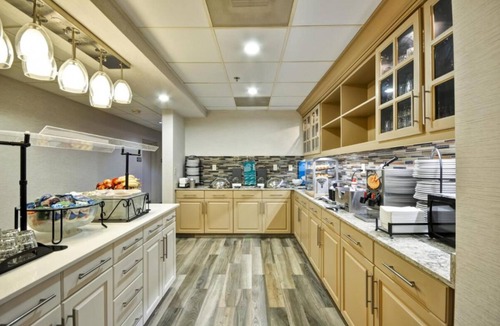 Camelback East Hotel | Your Home Away from Home in Phoenix! Outdoor Pool, Free Breakfast, Full Kitchen!