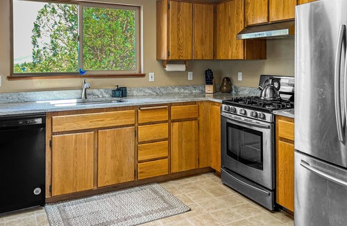 Crooked River Ranch House | Your Place Amongst the Mountains | House in Terrebonne with wood stove & games