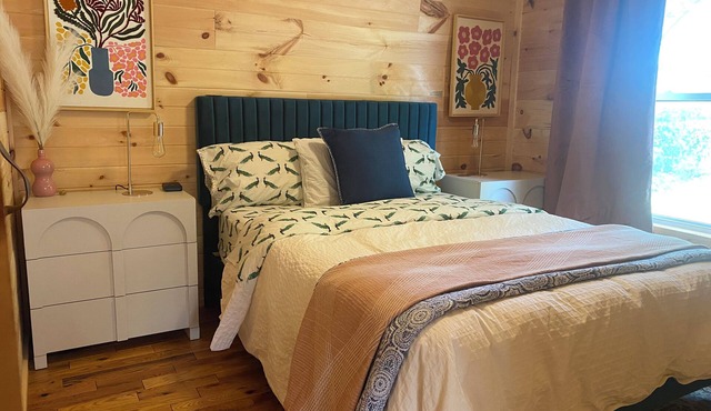 1 Bdr Cabin duplex unit on Apple River. Kayaks, SUPs & Sauna. Pet friendly!