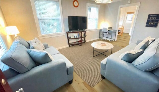 2/1 - Upper unit - 4 blocks to the Beach