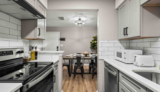 2 bed/2 bath w/Balcony * King Bed *1k Sq Ft
