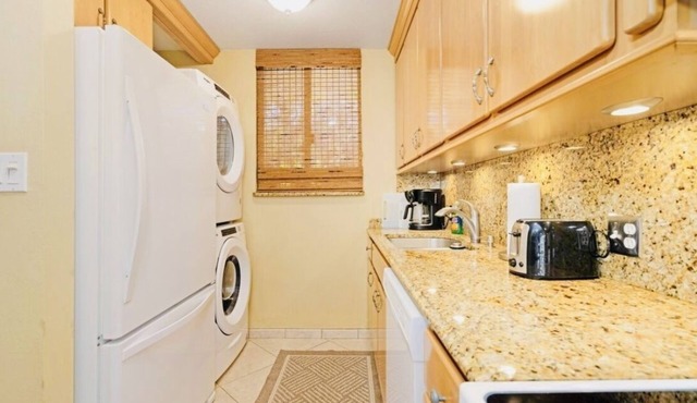 2 Bed Maui Retreat with 5 miles of beach!