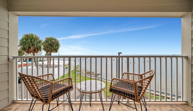 2 Beds Waterfront Condo & Balcony | Heated Pool!