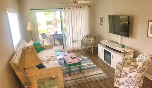 2 BR 2 Bath 1st floor condo with a water view, 10 min from beach