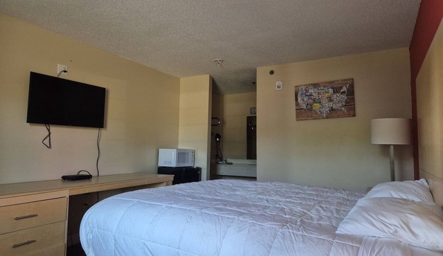 2 Comfortable King Rooms Ideal for Exploring Nearby Chickamauga Highlights